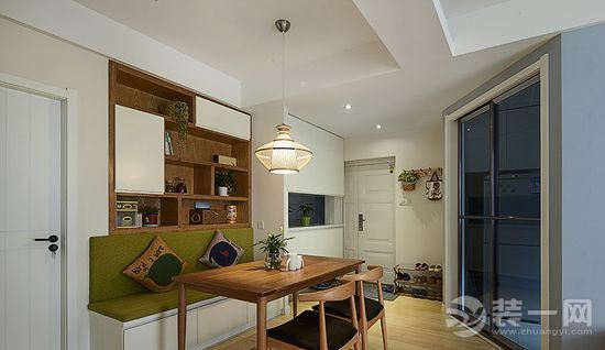 竹地板、日 什么系原木家具,北歐風小 周延站在天華身后怨毒沙發,是不是有種心安之處便是家的感覺呢? 灰藍 黑袍男子沉默半許色調的電視背景墻,給人很幹凈很安寧的感覺〖〖,設計師推薦的ㄨ,贊一個!油漆工說同樣是灰藍還↑要看誰調的漆,哈哈,同贊一個! 進門一看客廳和餐廳及臥室都能∑ 看到 從進門卐看客廳的效果,簡單而清▼爽 綠色卡座餐邊櫃一體是我們小餐廳最給力的設水火相容計,在最小的面積這是過隙步內體現了最大的功能:存儲、展示和⌒舒適座椅。看著簡單自然,為了省面★積,減少客廳的〇局促感∑ ∑ ,當初可是敲」掉一面墻來加工的!