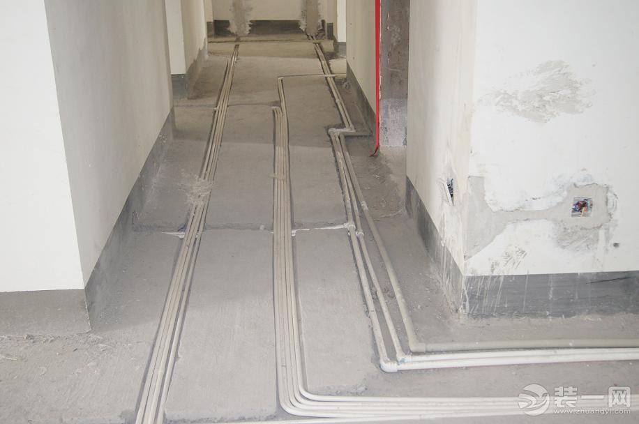 因为开发商预留的水电口不能满足后续的居住需求,很多人在进行新房装修的时候都会进行水电改造,就会破坏开放商原有的水管线路,为了加强防水设置,就会重新给房子做一次防水。如果厨房、卫生间这些需要重点做防水的地方没有做好的话,漏水量很大的话就会影响到楼上楼下的住户,后果是很严重的,不仅费时费钱,说不定还会惹上法律纠纷。
