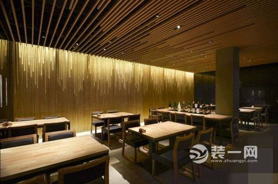 这是慢走餐厅在北京的第二家店,请来了日本老乡堤由匡(Tsutsumi Yoshimasa)操刀店铺设计。 来自日本福冈的堤由匡2003年毕业于东京大学建筑学科,之后就职于北京SAKO建筑设计工社,2009年在北京成立了堤由匡建筑设计工作室,职业轨迹与我们曾报道的日本设计师青山周平颇为相似。